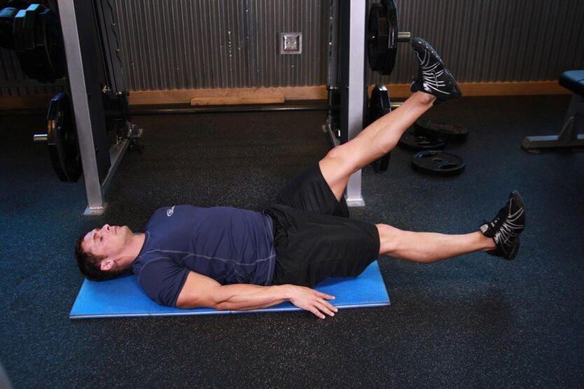 Un home con prostatite realiza un exercicio no ximnasio