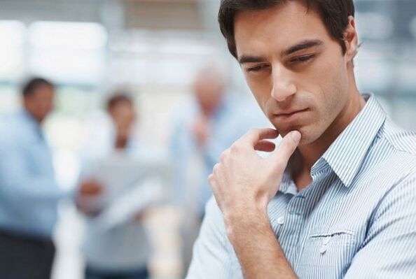 Un home está pensando en tratar a prostatite bacteriana