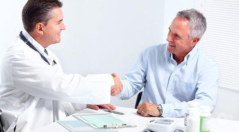 O urólogo prescribe un tratamento eficaz para a prostatite a un home