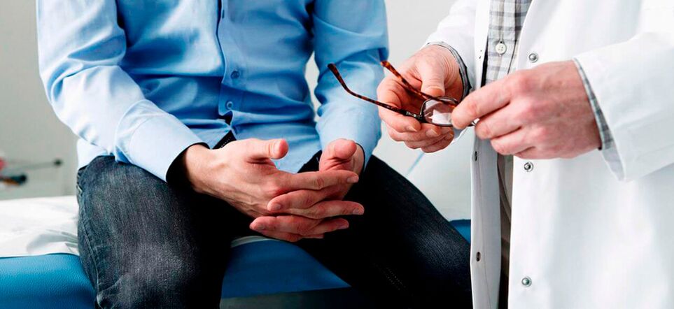 Un home con signos de prostatite debe ver un urólogo para o tratamento. 